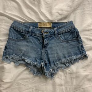 Hollister Low Rise Short Shorts (size 3)